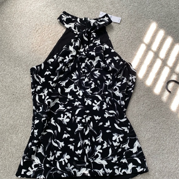 Beautiful whitehouse blackmarket halter top - Picture 4 of 9